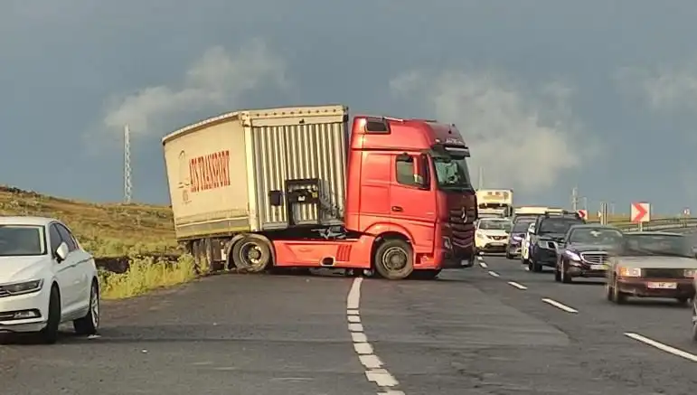 TIR Kaydı Krizi: Yol Kapatma ve Uzun Araç Kuyrukları Neden Oldu?